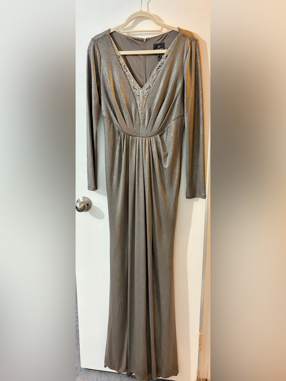 Adrianna Papell Elegant Long Sleeve V-Neck Metallic Silver Evening Gown. Size 6.
